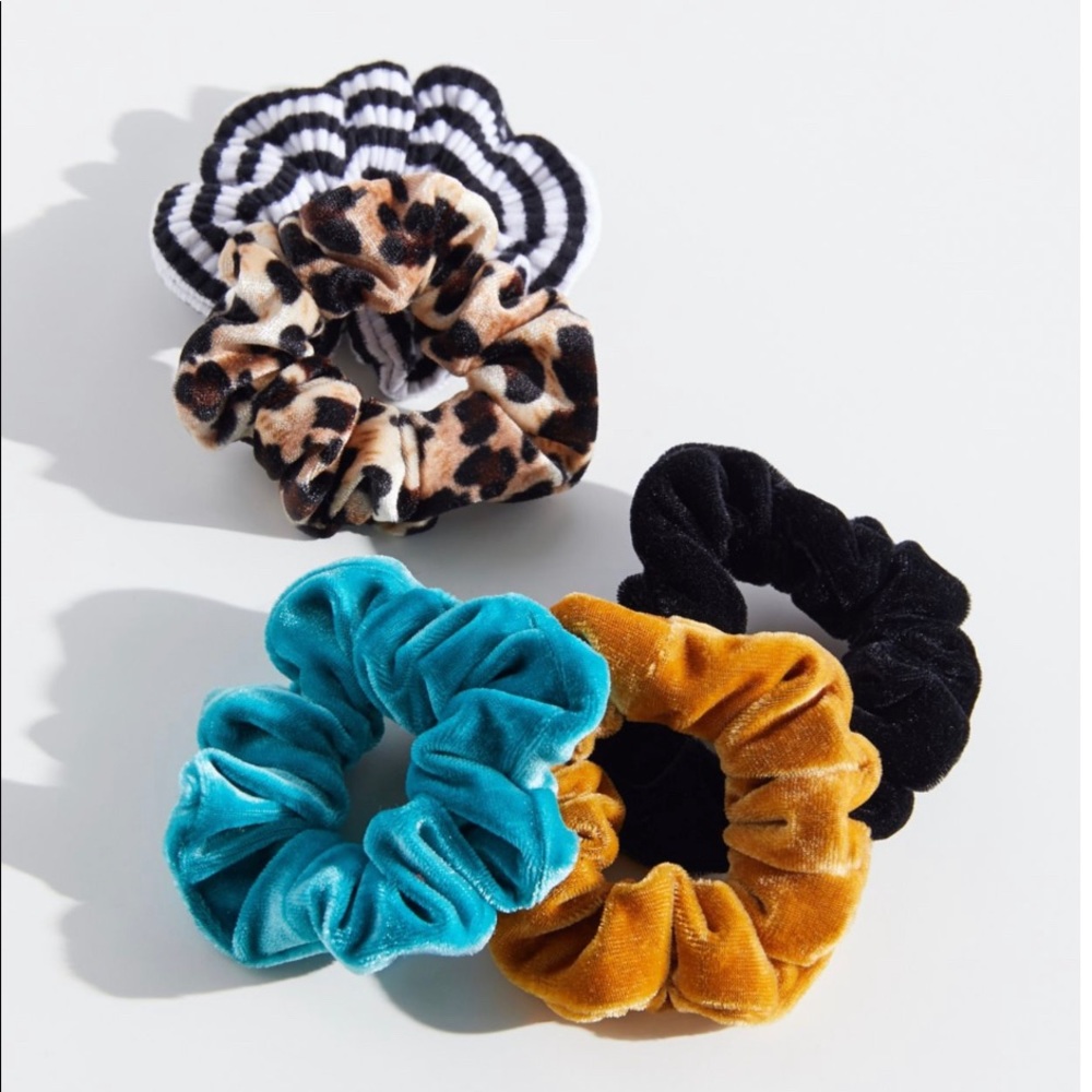 urban outfitters velvet scrunchies